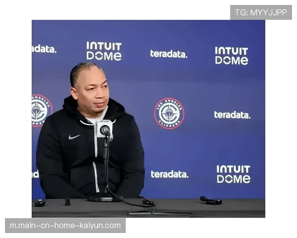 泰伦·卢确立伦纳德为唯一持球核心 年轻球员需适应无球跑动